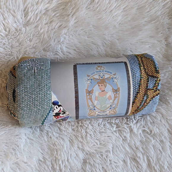 Rare Disney 100 year anniversary Cinderella Portrait Tapestry Throw - Picture 4 of 4